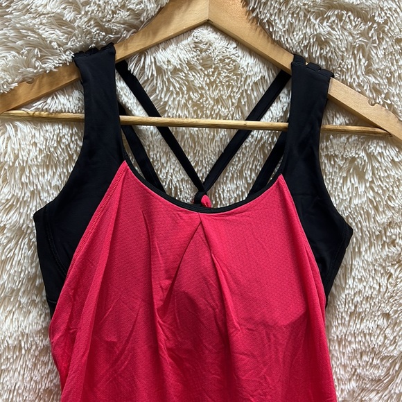 Lululemon athletica top size 10 w/ build in bra & removable cup inserts - Picture 14 of 16